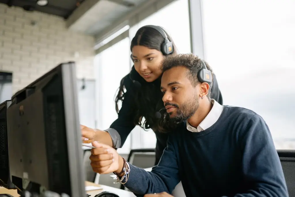 Customer Su Customer Support Team collaborating together